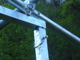 Système de clavetage toiture et poteau